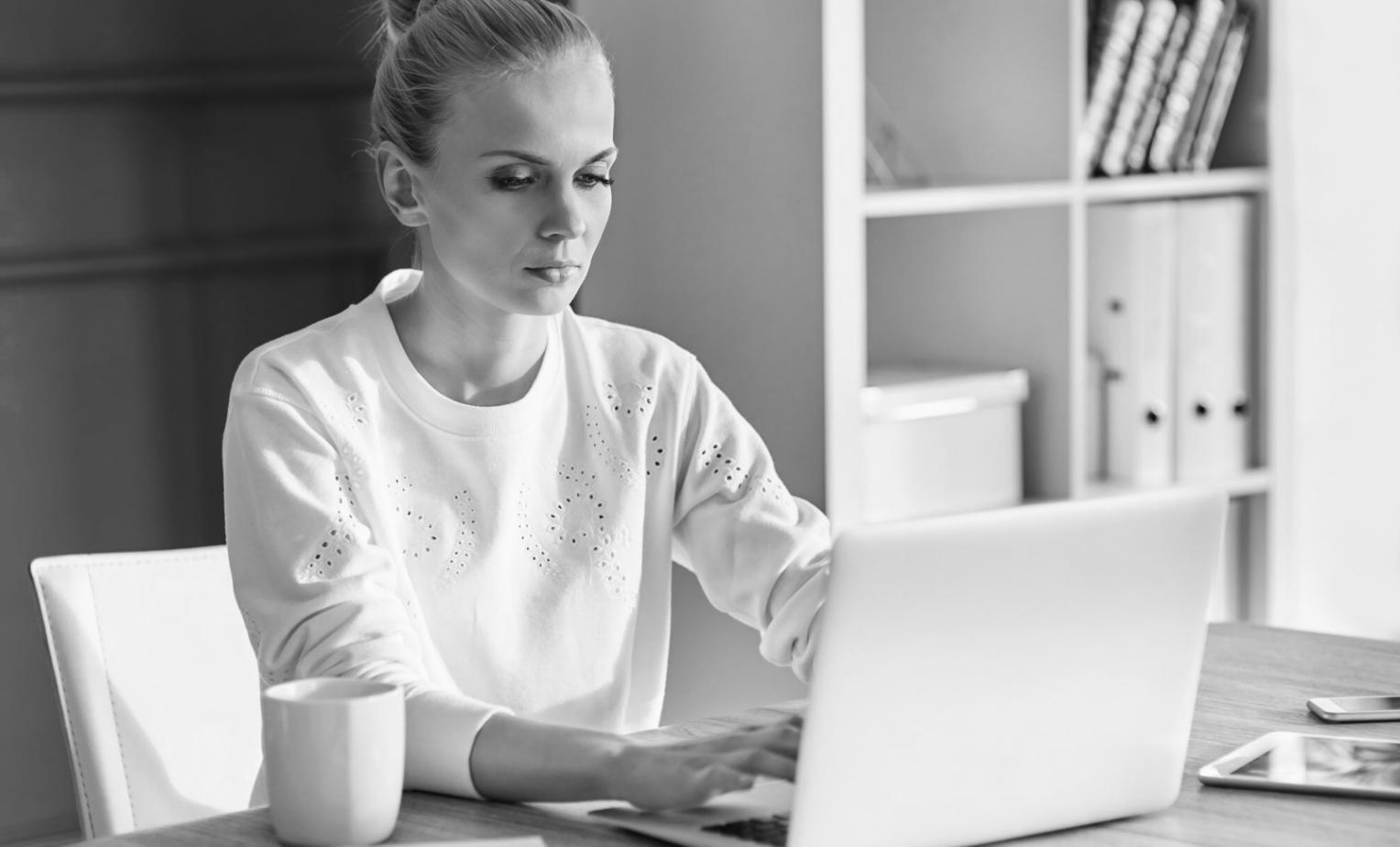 Arbeitsplatz mit Finanzanalysen und Berichten